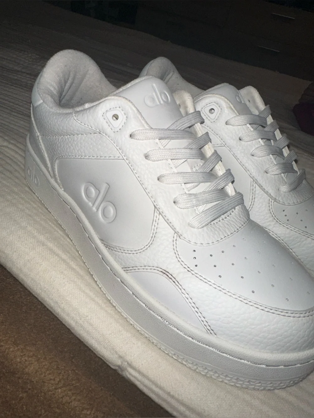 ALO Yoga White Recovery Mode Sneakers size 8.5